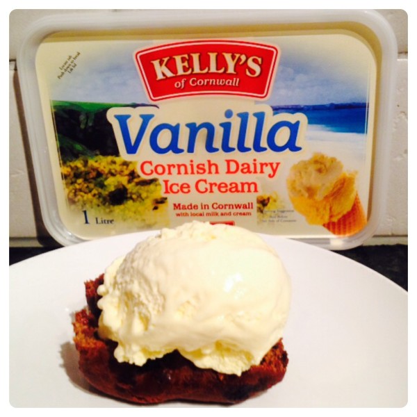 Kelly’s of Cornwall Ice Cream with Hot Fruit Cake
