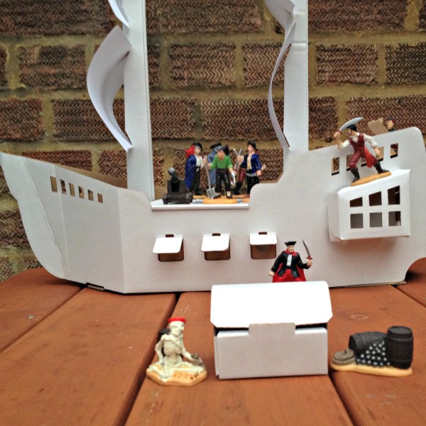 Calafant Pirate Ship and Treasure Chest